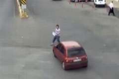 撥ねた男性をボンネットに乗せ衝突するまで止まらない車