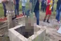 井戸？のような所から腐敗した2人の死体が引き上げられる