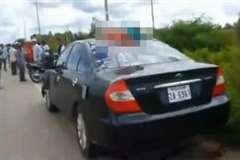 衝突事故で体が半分に切断されたライダーの上半身が車のルーフに・・・