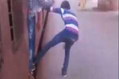 列車の昇降口から身を乗り出して遊んでいるうちに命を落としてしまう若者たち