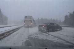 雪で視界不良の中起こった追突事故