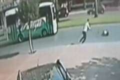 道路を横断しようとした少女がバスに撥ね飛ばされる