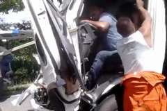 潰れたトラックの運転席で足を挟まれ身動きが出来ないドライバーを救助する