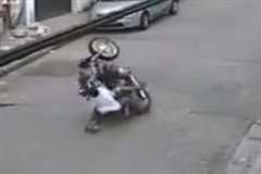 2人乗りのバイクがウイリーして自爆・・・痛そうに足を引きずる男性