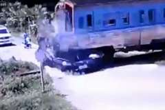 踏切内で車と列車が衝突！車の乗員2人が死亡