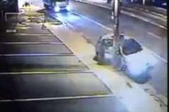 スピードの出しすぎでコントロールを失い電柱に激突する車