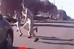 道路を走って横断しようとした3人の少年が車に撥ねられる