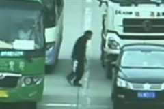 85歳の老人がトラックに轢かれながらも奇跡的に生還する