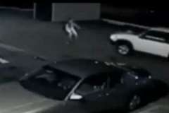 撥ねた人を更にタイヤで踏みつけ逃走する車