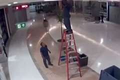 脚立から落下しゴミ箱で腰を強打する作業員