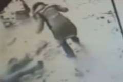 歩道を歩く女性に落下してきたコンクリート片？が直撃する