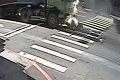 大型トラックに追突され2台のトラック間で押し潰されるスクーター