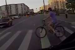 自転車の女性が横断歩道で信号無視の車に撥ねられる