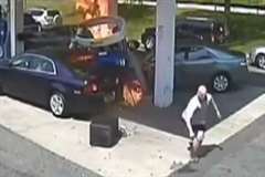 ガソリンスタンドに車が飛び込み大炎上する