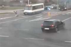 横断歩道を走って渡ろうとした歩行者がバスに撥ねられる