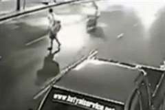 歩行者がバイクに撥ねられ更に後続車に轢かれる