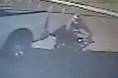 駐車中のピックアップトラックの後ろを走り抜けたバイクの思わぬ&rdquo;落し物&rdquo;