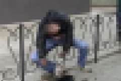 フェンスに絡みつくような奇妙な格好で死亡している男性