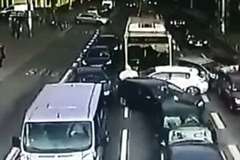 渋滞の車列の最後尾からバスが突っ込み車9台を巻き添えにする