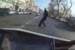 バイクで歩行者を撥ねて転倒し対向車に轢かれるライダー