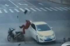 信号無視の上左折レーンを直進して交差点に進入したスクーターが車と衝突