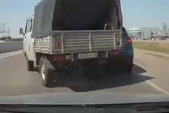 突然目の前に現れた停車車両に追突する