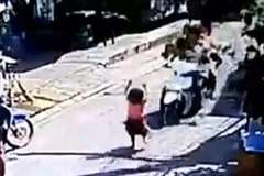 小さな女の子が3人乗りのスクーターに撥ねられる