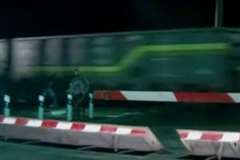 2人の男性が踏切内で列車に撥ねられ死亡