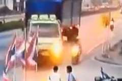 左折をするトラックに直進してきたスクーターが衝突する