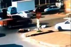 トラックと併走していたバイクが接触転倒・・・タイヤで足を踏まれるバイクの運転手