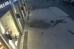 天井を突き破り落下してくる女性