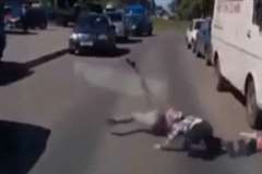 一方通行を逆走する車が子供を撥ねる