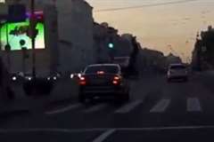 いきなり現れた歩行者を激しく撥ね飛ばす車