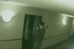 部屋から出てくる謎の影・・・ホテルの防犯カメラが捉えた不思議な映像