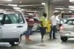 駐車所内のトラブルでとんでもない行動に出る男性