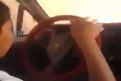 7歳の少年が運転する車が民家の塀に激突する