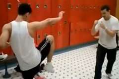 ロッカールームファイト・・・男性が投げ技で首を負傷し死亡