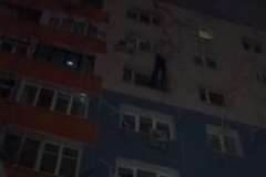 アパートの7階の窓から男性が落下し死亡