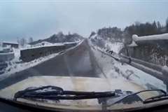 路面凍結でコントロールを失い崖下に転落する車