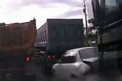 ダンプカーの間に挟まれ押し潰される車