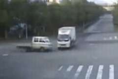 トラック同士の衝突でフロントガラスから放り出された女性