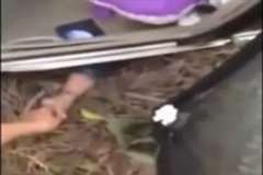 車の下敷きになった子供を救出する