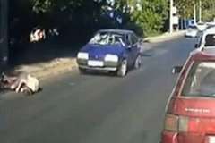 渋滞の車列の間から走って飛び出してきた歩行者が車に撥ね飛ばされる