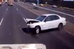 車線変更で突然スリップしてコントロールを失い中央分離帯に激突する車