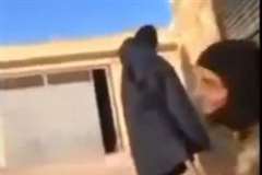 緊迫した戦場に笑いを起こす陽気な兵士の映像