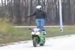 走行するバイクの上に立ってみた結果・・・