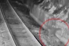 酒に酔った男性が線路内に倒れ列車に轢かれる