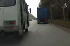 無理な追い越しの末停車中のトラックに追突する車