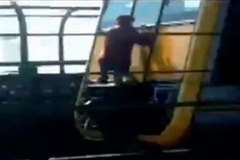 度胸試し？・・・列車の背面にしがみつく若者たち