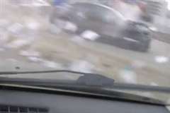 事故に遭った車の車内で苦しそうに呻く声